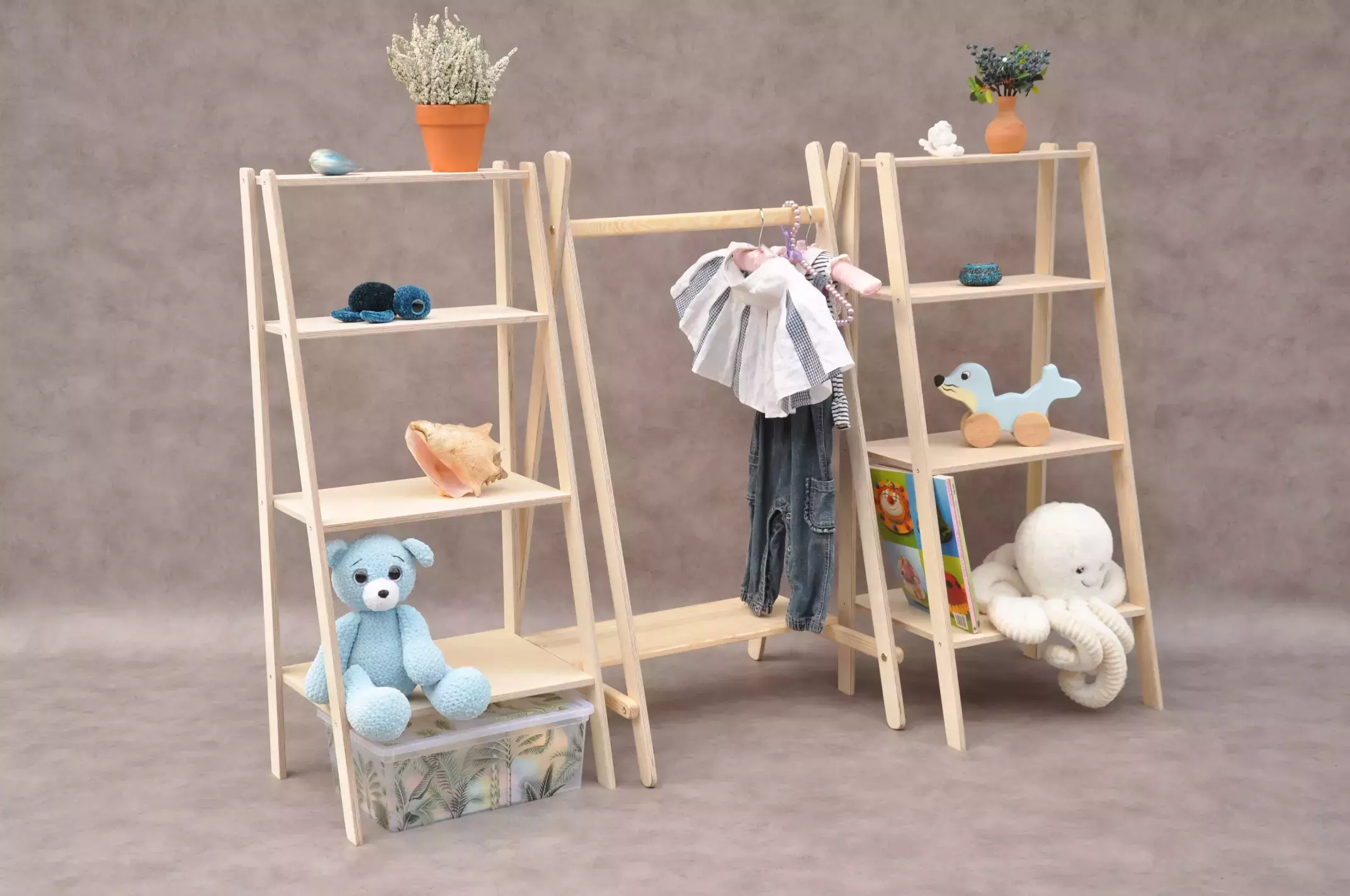 Montessori nursery wardrobe set - Barin Toys Tiny Tot consists of: Tipi children's clothes rail and 2 pieces of display wardrobes with shelves for toddlers and free shipping. The smart solution for organizing a small children's wardrobe.