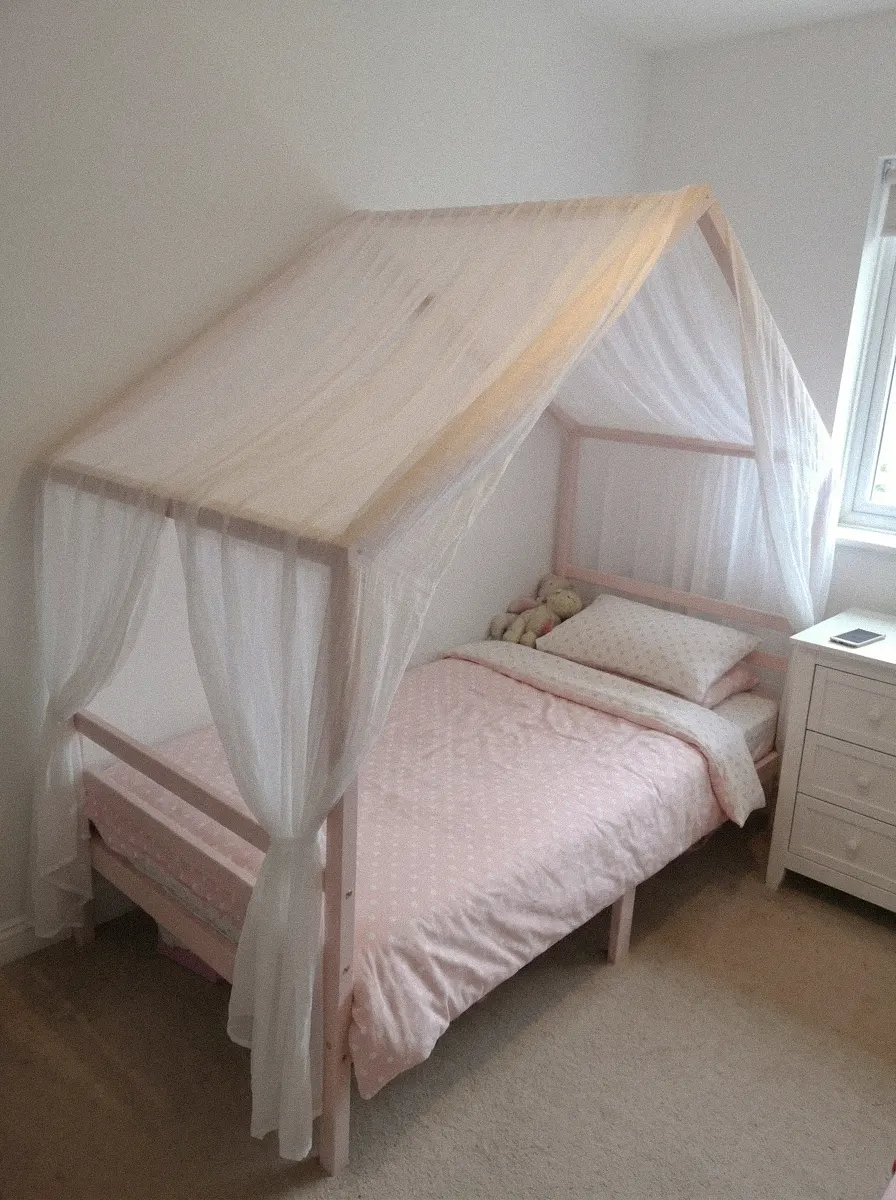 Kinderbed 90x200 van Barin Toys in houten huisvorm, een meisjesbed vanaf 10 jaar voor een gezellige kinderkamer